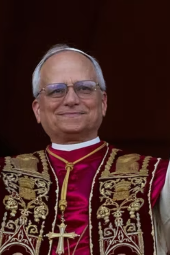 MSandovalA's tweet photo. El papa León XIV fue elegido el 8 de mayo de 2025.
Fue elegido en el cónclave de 2025 (que comenzó el 7 de mayo) en la cuarta votación del segundo día. El cardenal Robert Francis Prevost (estadounidense, de Chicago) fue seleccionado como el 267.º papa de la Iglesia católica y tomó el nombre de León XIV.
La fumata blanca salió alrededor de las 18:07-18:08 (hora local de Roma).
Poco después, se anunció oficialmente con la fórmula Habemus Papam desde el balcón de la Basílica de San Pedro.
Es el primer papa nacido en Estados Unidos. Sucedió al papa Francisco, quien falleció el 21 de abril de 2025.