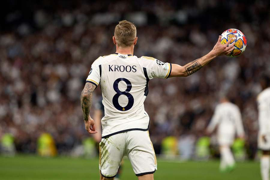 MadridSports_'s tweet photo. Recuerdo que cuando se marchó DON Toni Kroos se hablaba de que Fede Valverde y Aurelien Tchouaméni eran los dos que aspiraban a tomar el testigo de su dorsal.

Visto lo visto, ninguno de los dos está a la altura del rendimiento, señorío y clase que demostró este señor desde el primer día al último. No creo que esté muy orgulloso de lo que está viendo estos días. Es para que más de uno recapacite.