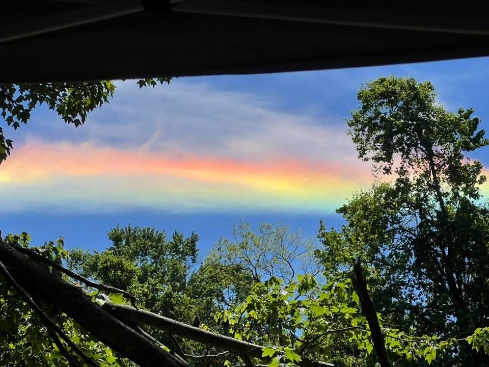 MarcWeinbergWX's tweet photo. We have seen some absolutely epic cloud iridescence today! Notice how vibrant the colors are! This is caused by the ice crystals that make up the high, cirrus clouds. This is about as vibrant as cloud iridescence gets! 😮 

📸 sent to me by Ron & Karen Jackson from Prospect, KY around 12:30 pm.