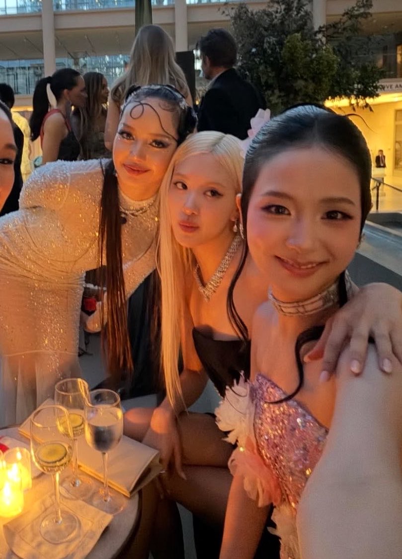 rosie tweet media
