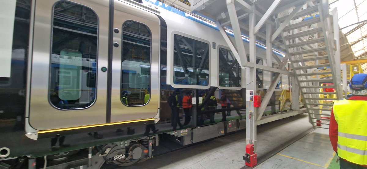 skybreak76's tweet photo. Superbe journée passée grâce à l'invitation d'@iledefrance Mobilité pour assister au 1er roulage et visiter l'usine #Alstom de #Crespin. Impatients de voir ce nouveau matériel roulant en service, une vraie révolution pour les Franciliens qui attendent depuis si longtemps ! #mi20 https://t.co/ivDEhtSbPW