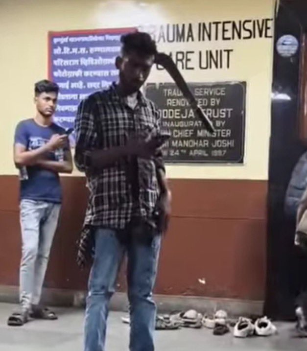 AlertaNews24's tweet photo. 🇮🇳 | Un hombre en India se dirigió por sí mismo a la sala de emergencias con un machete incrustado en su cráneo después de ser atacado por 3 adolescentes.

Tranquilamente esperó ayuda de los médicos mientras navegaba en su teléfono en la sala de espera, y se espera que se recupere por completo.