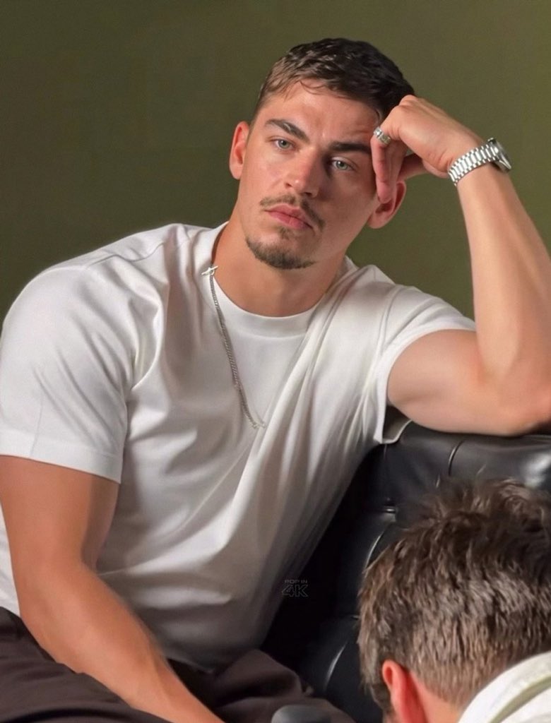 HeroRobfc's tweet photo. I kinda need him in one more romance adaptation but with this look https://t.co/B4sUqxyT13