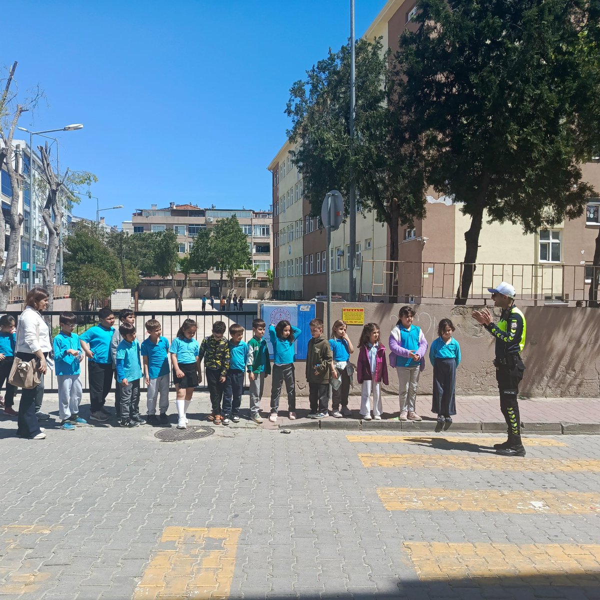 bbAtaturk's tweet photo. 🚦 Minik adımlar, büyük kurallar! 🚸
Trafik Haftası’nda öğrencilerimiz, trafik polislerimizle hem öğrendi hem çok eğlendi. 🚓💛

Güvenli trafik, bilinçli nesillerle mümkün. 💛

#TrafikHaftası #TrafikEğitimi #MutluÇocuklar #GüvenliTrafik https://t.co/c4EWBL8nml
