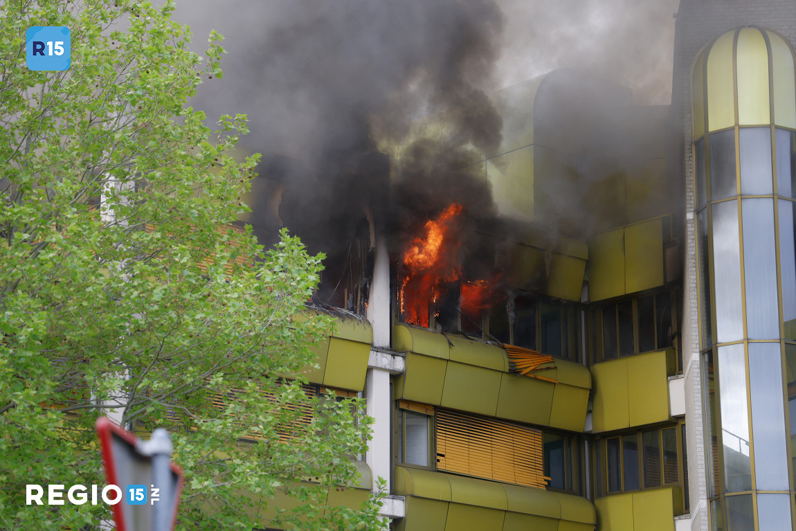 Zeer grote brand in slooppand/kantoorpand
