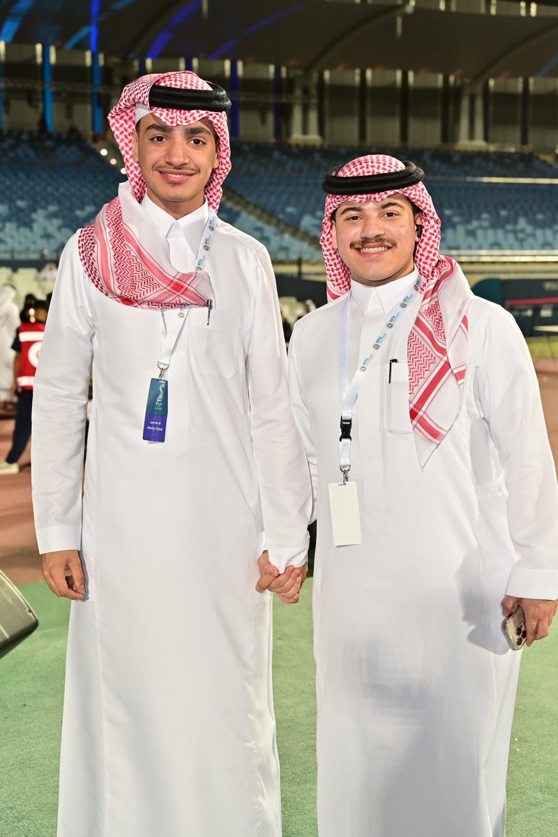 AlsheikhMahdii's tweet photo. خلال يومَي حفل التخرّج، رصدنا أنا والزملاء في الفريق الإعلامي لتغطية #خريجنا_كفو47 لحظات الفرح والفخر، ووثّقنا أعوامًا من التعب اختُصرت في هذه الأبيات التي كتبتها بقلمي ✍🏻

هنا الحكاية تُروى وهنا البداية،
وهنا الطموح يلبس ثوب الغاية.

أبناء فيصل مجدٌ إذا حضروا،
كتبوا على الزمن: نحنُ الرواية.

ومن الأحساء يبدأ الحلم عاليًا،
ويعانق المجد في أسمى نهاية

#جامعة_الملك_فيصل