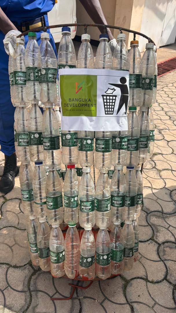 BangukaDev's tweet photo. 🌱♻️ 3ᵉ séance « École Verte – J’agis » à l’École Indépendante de Bujumbura: échanges sur le recyclage des plastiques, remise d’une poubelle faite de bouteilles collectées et plantation de 3 arbres fruitiers 🌳. Un geste concret pour un avenir durable. #ÉcoleVerte #Recyclage https://t.co/Lqo8X06b2M