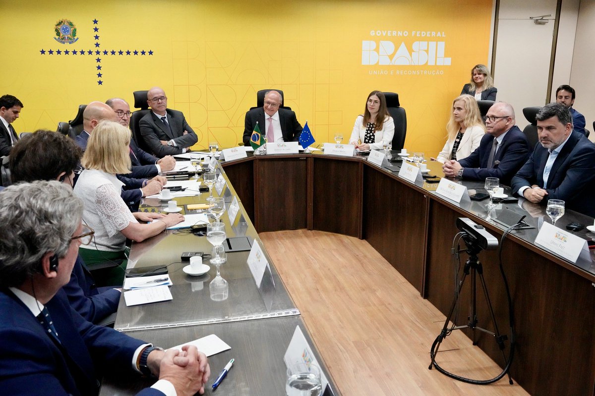 ep_diplomacy's tweet photo. 🇪🇺🇧🇷 EP Delegation for Relations with Brazil with Ambassador Schuegraf also met with Mr. Geraldo Alckmin, Vice-President of Brazil. 

Parlamentarians are cautiously hopeful that the Mercosur trade deal may head to the final stage.

#parliamentarydiplomacy https://t.co/oPweo6hW1b