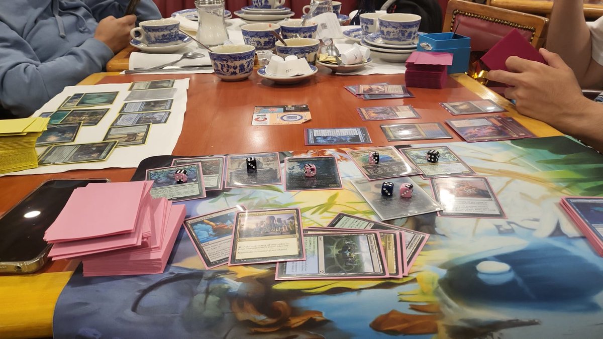rumalejo_op's tweet photo. Que qué tan nerd soy ??? Vamos al festival de molletes al Sanborns a jugar Magic https://t.co/NdSj9e1E0G