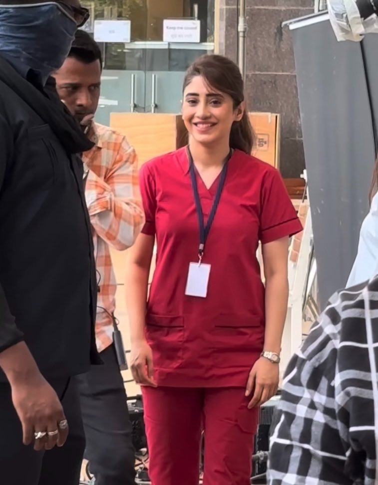 ShivangiShines's tweet photo. First glimpse from set😍
Humari pyari si doctor😭♥️

#HeartbeatsS2 #ShivangiJoshi #SanjhArora https://t.co/UeyYuNLrdb
