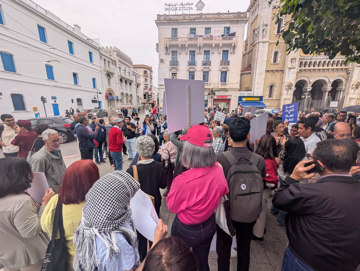 malekk's tweet photo. Manifestation de soutien à la Ligue Tunisienne des Droits de l'Homme (#LTDH) suite à la décision de suspension de son activité par le secrétaire général du gouvernement tunisien. #tunisie https://t.co/tR49mi1OdV