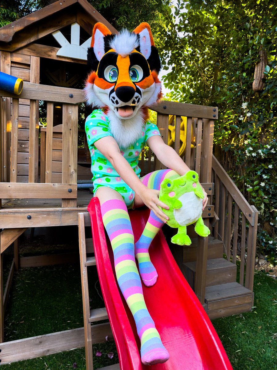TinyFops's tweet photo. 🌸🐸Hanging out with my frog fren! 🐸🌸

Shout out @OnesieDownunder for this really comfy Onesie! 🦊🧡🧡

#abdl #kidfur #babyfur https://t.co/Caxbwyux8A