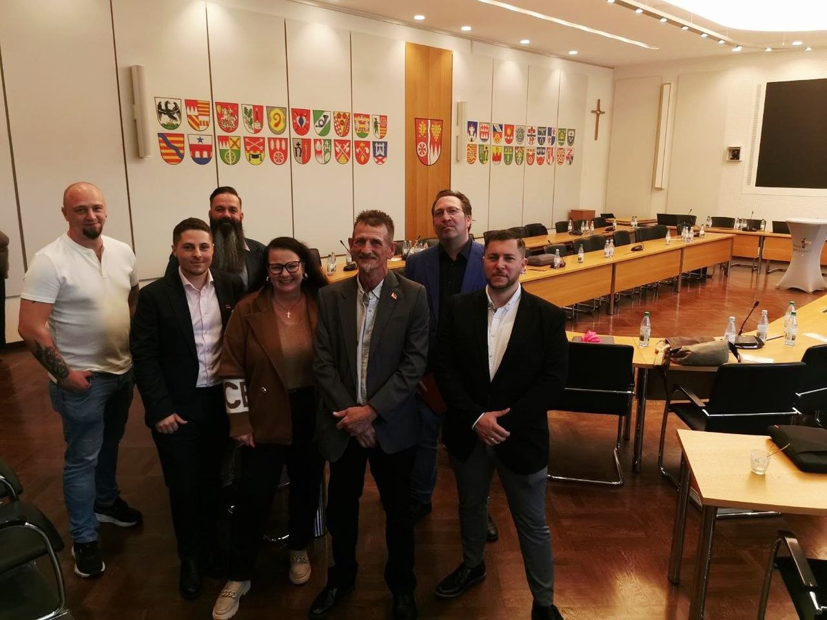AfD_MSP's tweet photo. 🥳Heute war die konstituierende Sitzung des Kreistages Main-Spessart.
📝Auf dem Programm standen unter anderem der
Amtsantritt von Landrat Christoph Vogel, die Wahl seiner Stellvertreter und weitere organisatorische Entscheidungen.
💙Die AfD-Fraktion freut sich auf die Legislatur https://t.co/0UXHJuDU7K