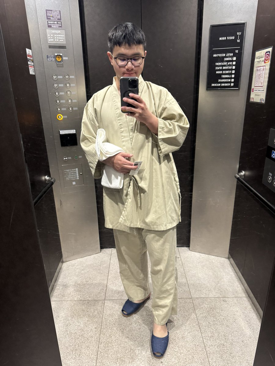 上次在日本的飯店澡堂泡澡，在更衣室衣服脱到一半朋友說怎麼男湯有女生，我還以為他看錯，結果一進門真的有個小女孩，是爸爸帶她進來泡的，目測大概小學2、3年級左右，我真的不能接受耶🫠🫠🫠
你們可以在房間裡的浴缸泡就好嗎？🥹🥹