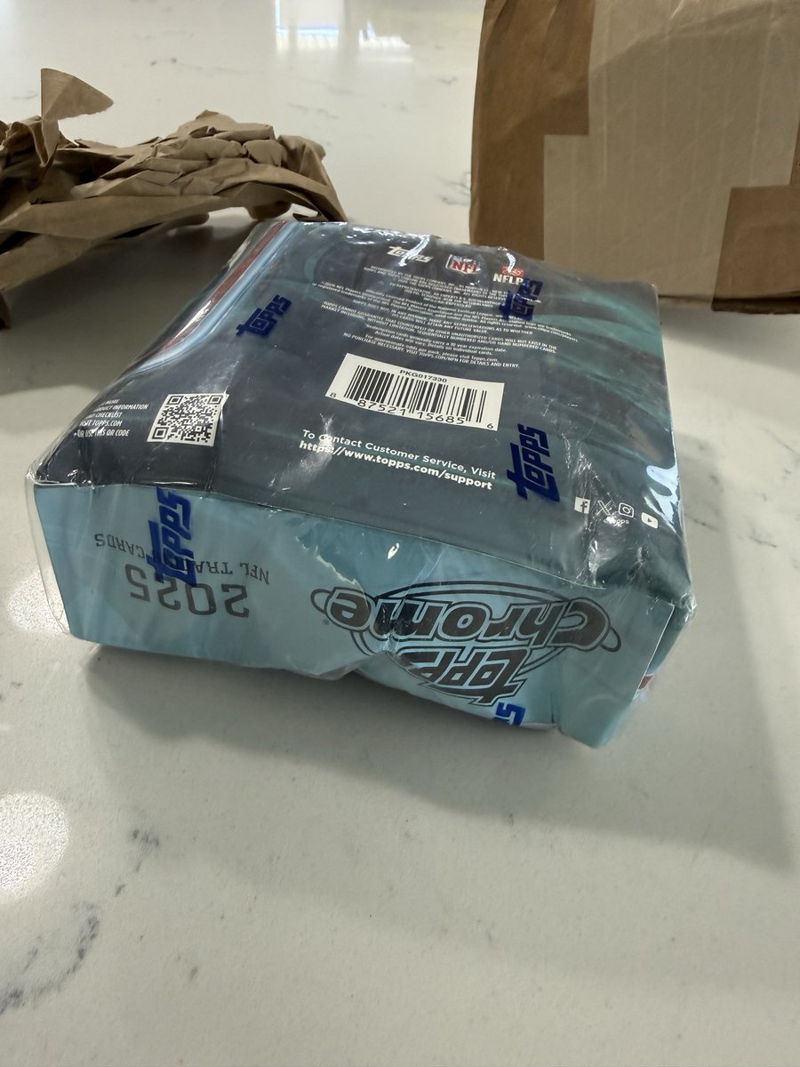 LVRounders's tweet photo. What do I do about this @Topps @ToppsFB ? FedEx delivered to wrong house, redelivered it and it arrived looking like this:

@SCN_Pod @SportsCardInv @sportscards https://t.co/BnrgDjIthL