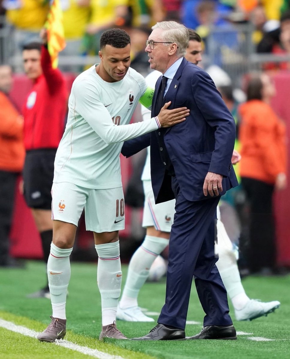 🚨Carlo Ancelotti: “Coaching Kylian Mbappé was VERY easy.

He never asked me for anything. Not penalties, not free-kicks, NOTHING. He always behaved well with a lot of humility.

He had a top season personally.”