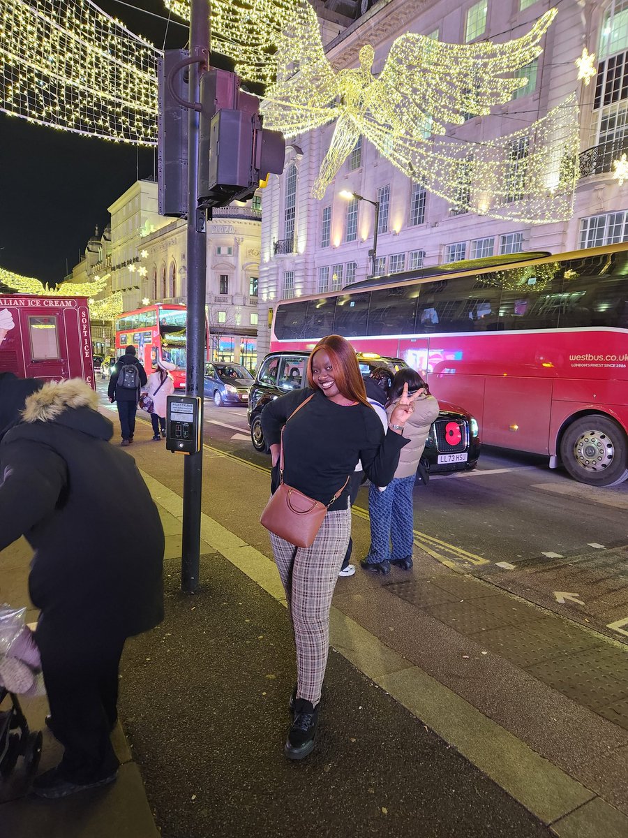 taiwoakinyemi_'s tweet photo. The other day at Piccadilly Circus in January 🤭❤️ https://t.co/PTv1bi8nqj