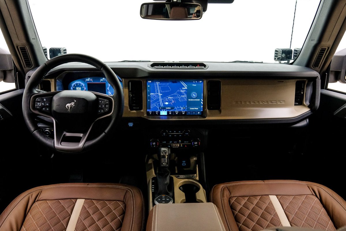 TXVExchange's tweet photo. 2025 Ford Bronco Badlands Lifted - $79,900

Exterior: Desert Sand
Interior: Brown Vinyl
Engine: EcoBoost 2.7L Twin Turbo V6
Transmission: Automatic
Drivetrain: 4x4
Mileage: 182

#Ford #Bronco features: https://t.co/W0R8ZpCaUJ https://t.co/ycS43acExh
