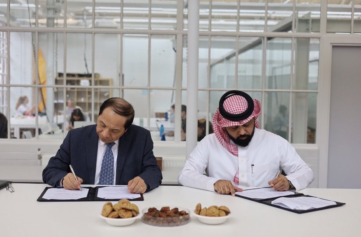 uksacborg's tweet photo. انطلاقاً من التعاون الأكاديمي والثقافي بين الجهات التعليمية والمتخصصة في الترجمة، شهدت جامعة ليدز توقيع اتفاقية تعاون مع جمعية الترجمة @SATA_Saudi، بهدف دعم مجالات اللغات والترجمة وتعزيز المبادرات المشتركة بين الجانبين. https://t.co/uN97Wrvlyt