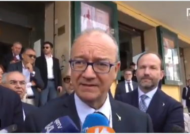 UGirovago77000's tweet photo. Se scambi le Brigate Rosse con 2 killer mafiosi che hanno ammazzato il fratello del presidente della Repubblica e sei il ministro dell'istruzione dovresti chieder scusa e sparire.
Se non fosse una farsa ci sarebbe da piangere📌📌 https://t.co/BAIQeDmUCO