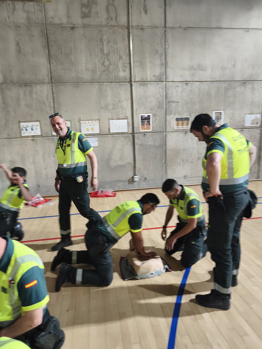 AUGCMADRID's tweet photo. Con cursos como el impartido hoy en el polideportivo Jesús España @Ayto_Valdemoro, también agradeciendo la cesión de esas instalaciones por parte del ayuntamiento, los G.civiles de tráfico de la @ComunidadMadrid están mejor preparados para auxiliar a los ciudadanos.GRACIAS 112. https://t.co/0dJhyeEhZc