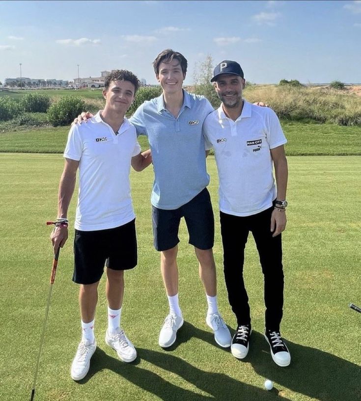 l4ndowecanbewdc's tweet photo. lando norris x arsenal, lando norris x chelsea and lando norris x pep guardiola all while being a man united supporter 😭😭😭 https://t.co/JtwY8NqHnN