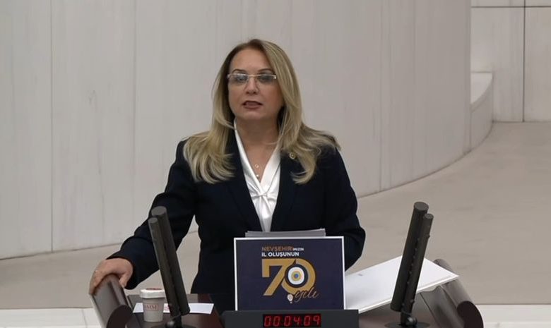 zcakir27's tweet photo. Komisyon görüşmesinde geldiği haliyle geçen Kamu Alacaklarının Tahsiline yönelik düzenlemede, genel anlamda hükümetin özelde ise @HMBakanligi Bakanı @memetsimsek in faiz-vergi-ceza odaklı ekonomi politikası nedeniyle nefes alamaz hale gelen küçük ve orta ölçekli işletmelerle esnafın yapılandırma beklentisinin karşılanmayacağı anlaşılıyor. 
En azından Komisyondaki iyileştirme önergelerinin reddedilmesi bunu gösteriyor.
Komisyondaki "iradenin" Genel Kurul'da değişeceğine ya da esneyeceğine dair @AKPartiTBMMGrup ve @MhpTbmmGrubu cephesinden sergilenen bir emare de yok ortada.
AK parti Grup Başkanvekilleri @avabdullahguler @abdulhamitgul ile MHP Grup Başkanvekilleri @erkanakcay45 @PrfDrFilizKilic sessiz.
İşin açığı AK Parti ve MHP milletvekilleri torba yasada yer alan Kamu Alacaklarının Tahsiline yönelik düzenlemede adeta Londra'nın "ekonomi komiseri" gibi davranan Mehmet Şimşek'in kanal kanal gezip açıklama adı altında verdiği talimatlara uyarak vergi ve SGK pirim borçlarına ödemeyi kolaylaştırıcı yapılandırma getirmek yerine 36 aylık faiz batağını 72 aylık batağa çıkaran düzenlemeye TBMM Genel Kurulu'nda da imza atacak milletvekillerini, özellikle esnaf kesimi işyerlerinin kapısından içeri sokmasa yerdir. Ama Türkiye'de protest kültür olmadığı için böyle bir irade ortaya konulmayacağı gibi o esnaf yarın kapısını çalacak milletvekili ile lokmasını bile bölüşür...