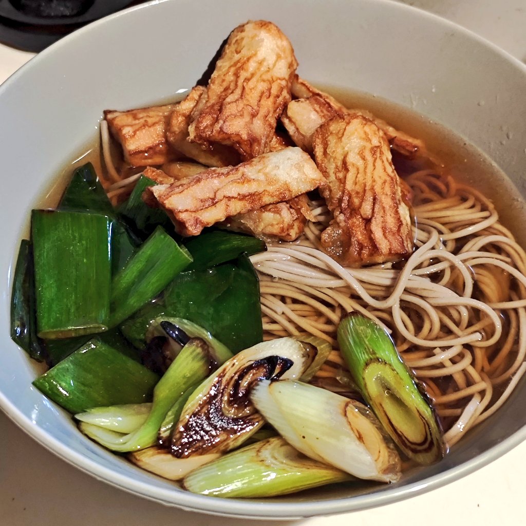 カロリー制限で蕎麦にしてるはずなのに気付いたら焦がしネギとちくわ天を用意してしまっている・・