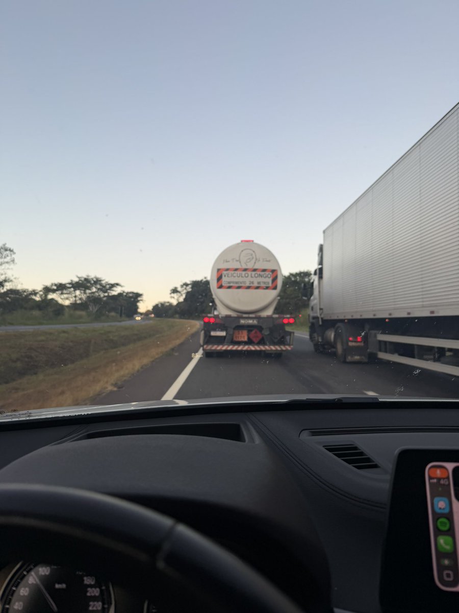 MarssCelo's tweet photo. Fui fechado na estrada por esse caminhão escrito “Maria passa na frente”. Fiquei na sincera dúvida se era uma afirmação ou uma mensagem de fé https://t.co/WZiIhAuni7