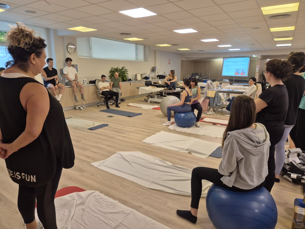Solimat72's tweet photo. Nuestro equipo de fisios sigue formándose
Nueva capacitación en Pilates suelo terapéutico para el abordaje de patologías musculoesqueléticas y reumatológicas
✔️ Control postural
 ✔️ Estabilización del core
 ✔️ Fortalecimiento funcional
Aplicado a lumbalgia, cervicalgia y artrosis https://t.co/7iAAZ91o4E