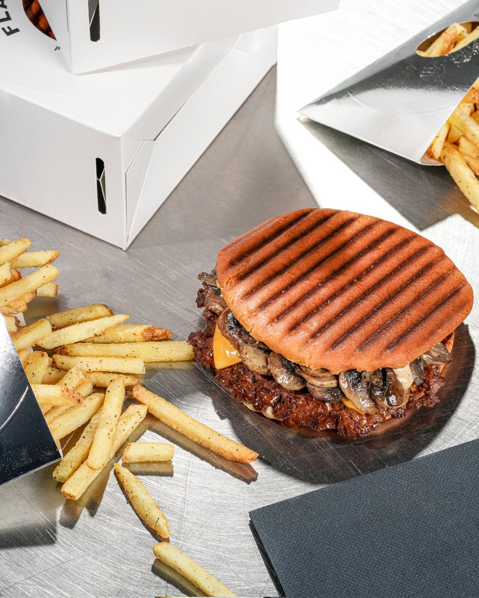 Eatflatburger's tweet photo. فلات ماشروم برجر، نكهة المشروم مع لحم سماش انجوس
بقرمشة فلات الي مالها مثيل 🍔✨ https://t.co/Kd29XiprSJ