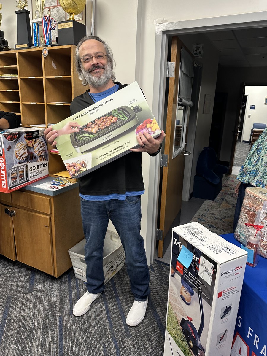 ValarieLawson15's tweet photo. Today’s teacher appreciation winners- air fryer, Dutch oven, indoor grill and  Bath and Body Works! We appreciate you all💚💗@funteacher https://t.co/Uj9VVkhkUV