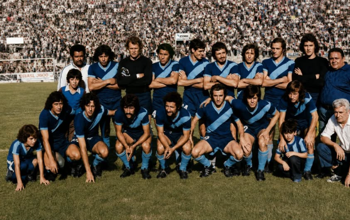 Me vuelvo loco.
Fulvence Fútbol Retro acaba de publicar esta joya.
La formación del #Candombero la tarde del histórico triunfo ante #Lanús el 13 de diciembre de 1975.
La teníamos en blanco y negro, pero esta va derechito a nuestros favoritos y directo al museo...
Se agradece!