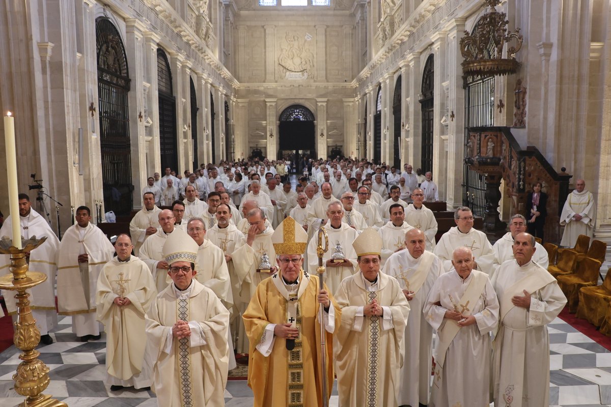 Cientos de sacerdotes se han dado cita hoy en el Sagrario de la Catedral de Sevilla para recordar a san Juan de Ávila, patrón del clero secular español. 

Una cita anual que se hace coincidir con el homenaje por parte de la Archidiócesis de #Sevilla a aquellos sacerdotes que