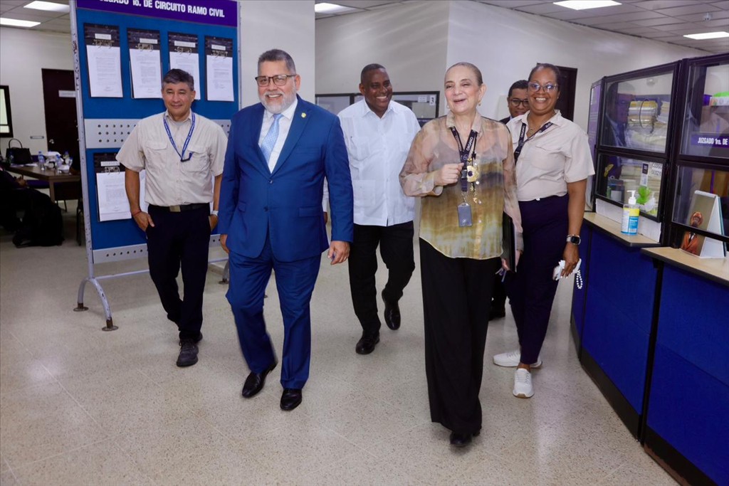 OJudicialPanama's tweet photo. Magistrado Carlos Ernesto Villalobos Jaén realiza visita a la Unidad Judicial Regional de San Miguelito... Más detalles en la web: https://t.co/JXFVTl65vq https://t.co/2gi1kkuiSz