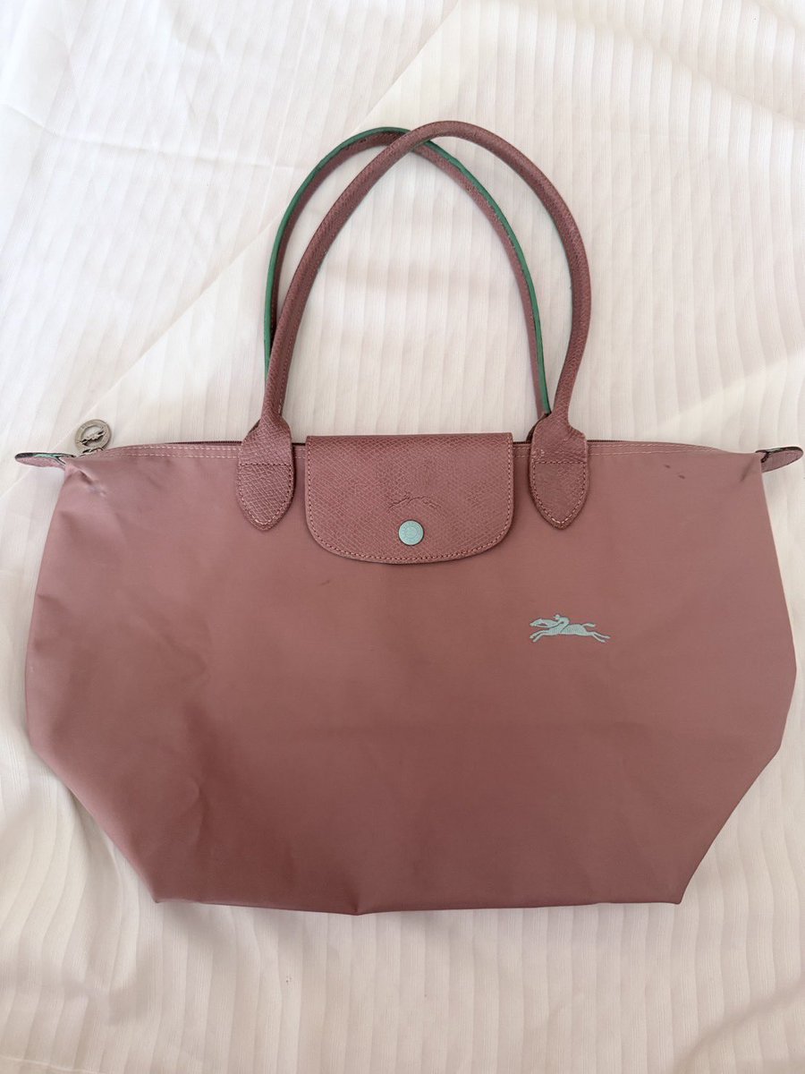 bags@2——— tweet media
