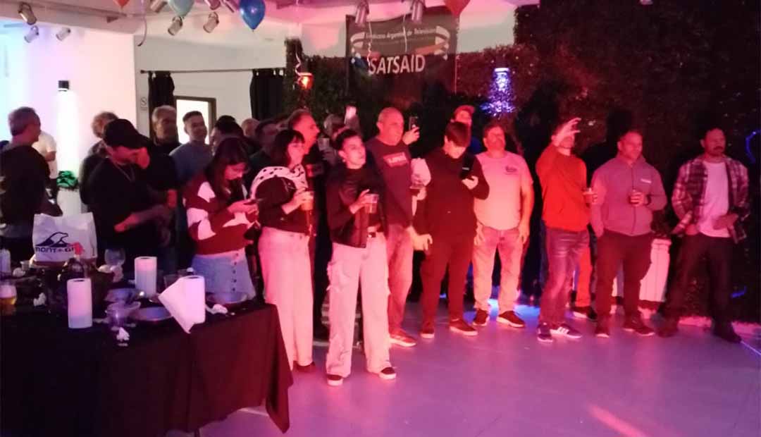 SATSAIDnacional's tweet photo. 🇬🇲🥂 MAR DEL PLATA: ENCUENTRO, CHORIPANEADA Y MÚSICA EN EL SUM DE LA SECCIONAL 

En la previa del Día de las y los Trabajadores, la seccional Mar del Plata del SATSAID realizó un encuentro con música en vivo y más de 100 compañeros y compañeras.

Un encuentro de camaradería y organización que sigue fortaleciendo la unidad en la actividad ✊

Lee la nota completa acá👇

https://t.co/7pIjil8oKo