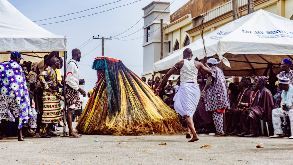 Witnessed the iconic Zangbeto outside the Akran Palace yesterday. A beautiful blend of mystery, history, and vibrant culture! 🥁🌿 #Badagry"
#Badagry #Lagos #zangbeto 

MAY OUR KING SOUL REST IN PERFECT PEACE 🗿🗿