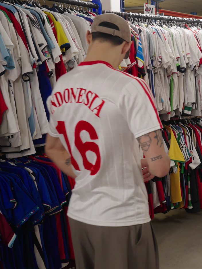Tijjani Reijnders rocking the retro Timnas kit 🤩

📸 YT/AwayDays