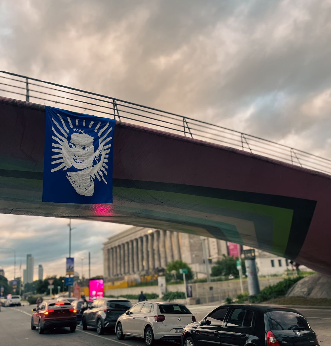 Hoy a la mañana en el puente de la facultad de derecho UBA. Evita presente siempre.
