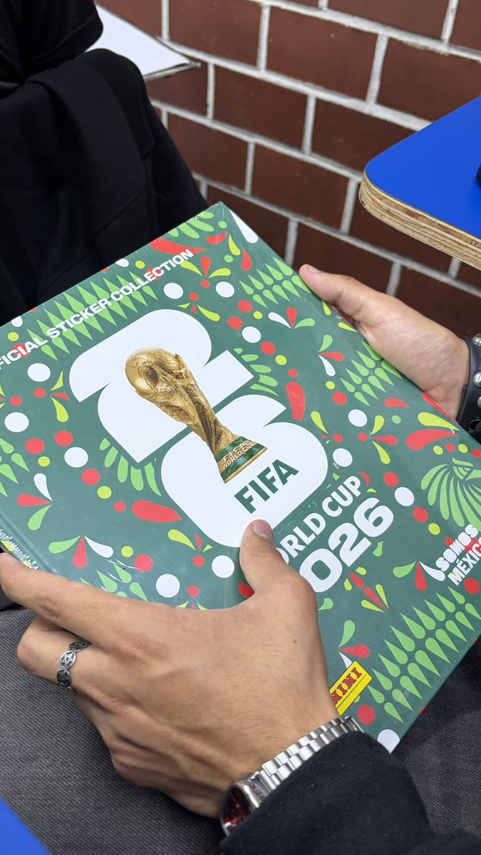 hoy de sorpresa él me trajo flores y yo le traje su álbum del mundial <3333