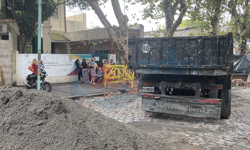 adnciudad's tweet photo. Obra interminable y alumnos en riesgo 
El readoquinado en la calle Barzana al 2000, en Villa Urquiza, mantiene la cuadra cortada desde hace dos meses.
https://t.co/5BYm4dnRDT 
@jorgemacri @mechimiguel @ibaistrocchi @claramuzzio @lacomuna12 @scalandra https://t.co/IWyYsfo6ZD