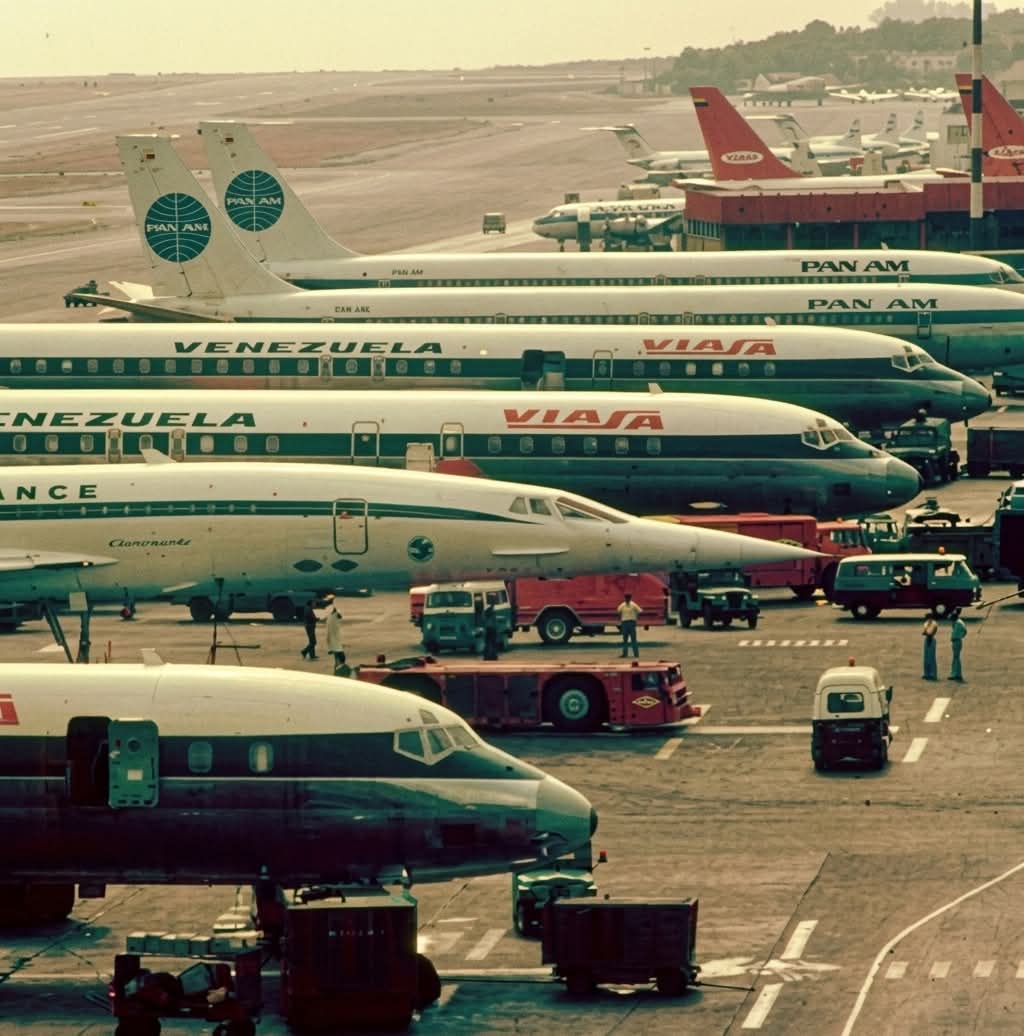 Luego de aislarnos por 7 años del mundo, el chavismo quiere hacer ver como una gran  hazaña qué llego un avión de Américan Airlines, así era la 🇻🇪 en la que yo crecí.