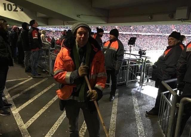 In 2019, a Liverpool fan dressed as a cleaner to get into the Allianz Arena without a ticket vs Bayern… and it actually worked 😂👏