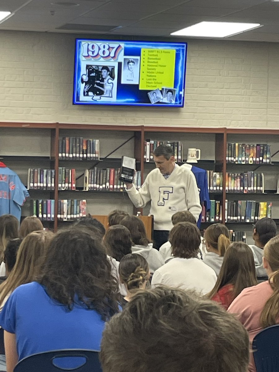 FCFlashesFB's tweet photo. Thanks @RichNye13 for talking about 1986 Flashes football in the State Finals with @LisaLakerFCHS class. https://t.co/9VfVL9rakv