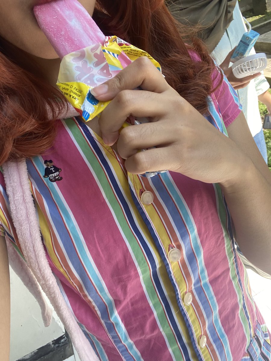 xdollette's tweet photo. @rhosakti tadi aku mam eskrim rainbow https://t.co/y24ZASLn60