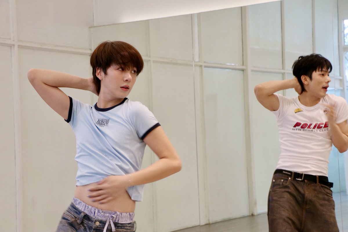 ส่องเบื้องหลังห้องซ้อม "เอิร์ธ กัษมนณัฏฐ์" ก่อนระเบิดความฟินในแฟนไซน์เดี่ยวครั้งแรก!

#111Cooheart1stFansign
#coo111 #cooheart

อ่านข่าวเพิ่มเติมได้ที่ web.facebook.com/OneTruthPressC…