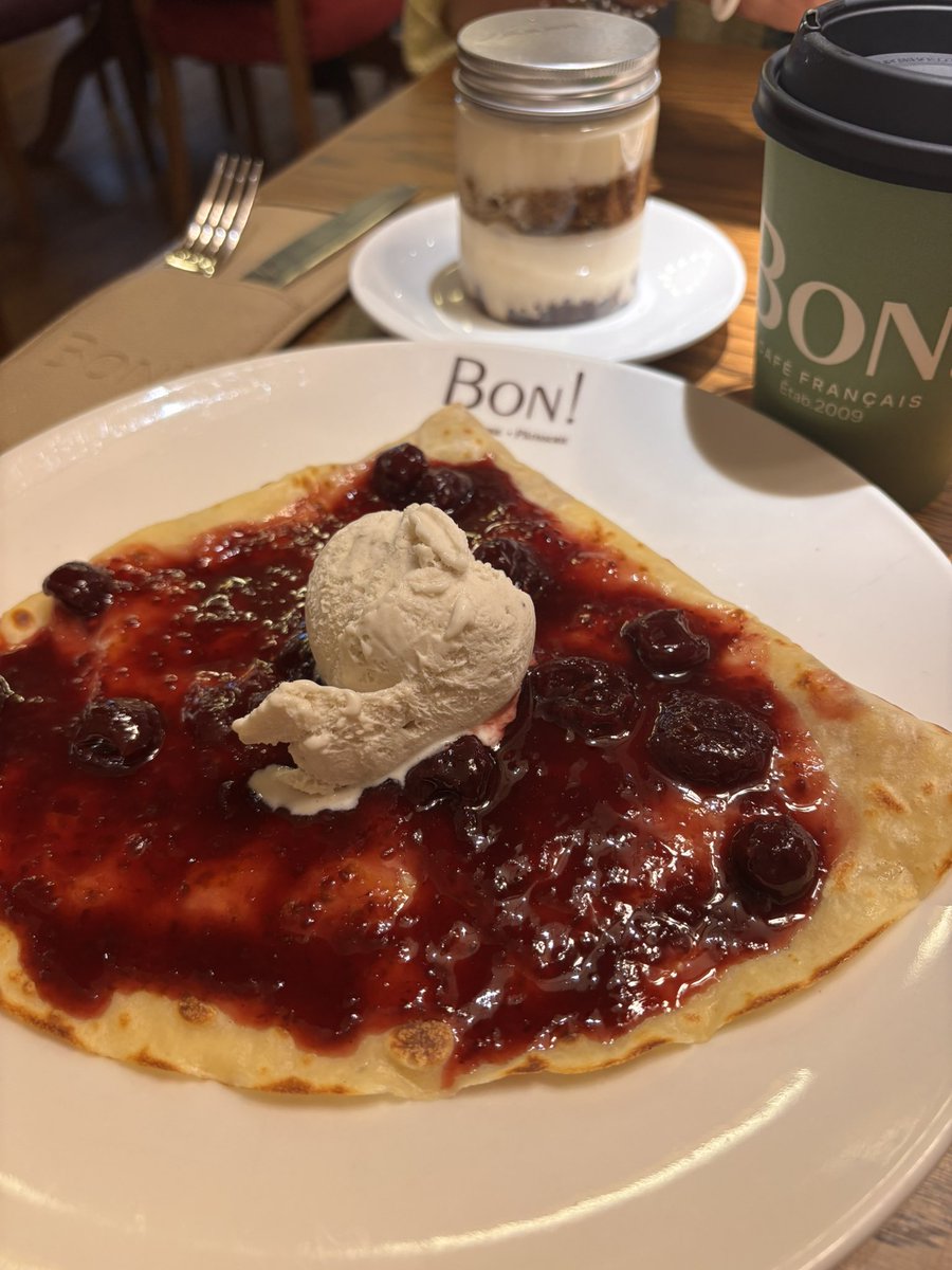 初めて若者向けのカフェ入ってみたんだけど、う、うまーーーーー🥹アイスとさくらんぼとクレープ！！！たまらん！！！！
