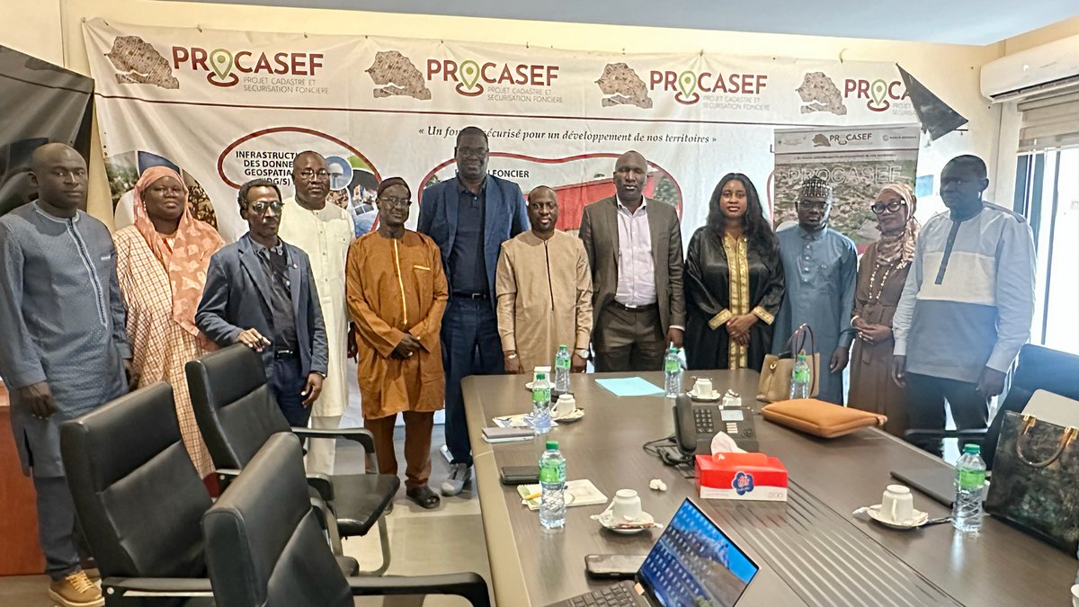procasef's tweet photo. 🔔 Partenariat entre le PROCASEF et l’ADL : des pistes de collaboration explorées pour la sécurisation foncière
---
👉 Dakar, le 6 mai 2026 : Le #PROCASEF a accueilli une délégation de l’Agence de Développement Local (#ADL) conduite par son directeur général, dans le cadre d’une rencontre de travail consacrée aux perspectives de collaboration autour de la sécurisation foncière et du développement territorial.
À cette occasion, le Coordonnateur technique du projet a présenté le PROCASEF comme une initiative multi-acteurs capitalisant les expériences passées afin de renforcer durablement la gouvernance foncière au Sénégal.

👉 Les discussions ont mis en lumière plusieurs domaines de synergie, notamment les infrastructures foncières avec le déploiement d’un Système d’information foncière (SIFCOM), le programme national géospatial, le renforcement des capacités des agents fonciers ainsi que les actions de sécurisation foncière.

👉 Les deux parties ont également échangé sur les enjeux de pérennisation des acquis dans certaines collectivités et L’importance de l’ancrage territorial de l’ADL, des questions numériques et de l’ingénierie sociale a été soulignée comme un levier essentiel pour faire avancer la réforme foncière.
Le Coordonnateur du PROCASEF s’est dit favorable à la signature d’un partenariat avec l’ADL afin de renforcer les axes de synergie communs, notamment autour de l’Observatoire du foncier(ONF), dont le projet de décret est actuellement à l’étude.
---
📌 Plus d'infos sur : https://t.co/gJ8p0Y7BzP 
#procasef 
#ADL
#developpementlocal
#securisationfonciere 
#fonciersenegal 
#cadastre