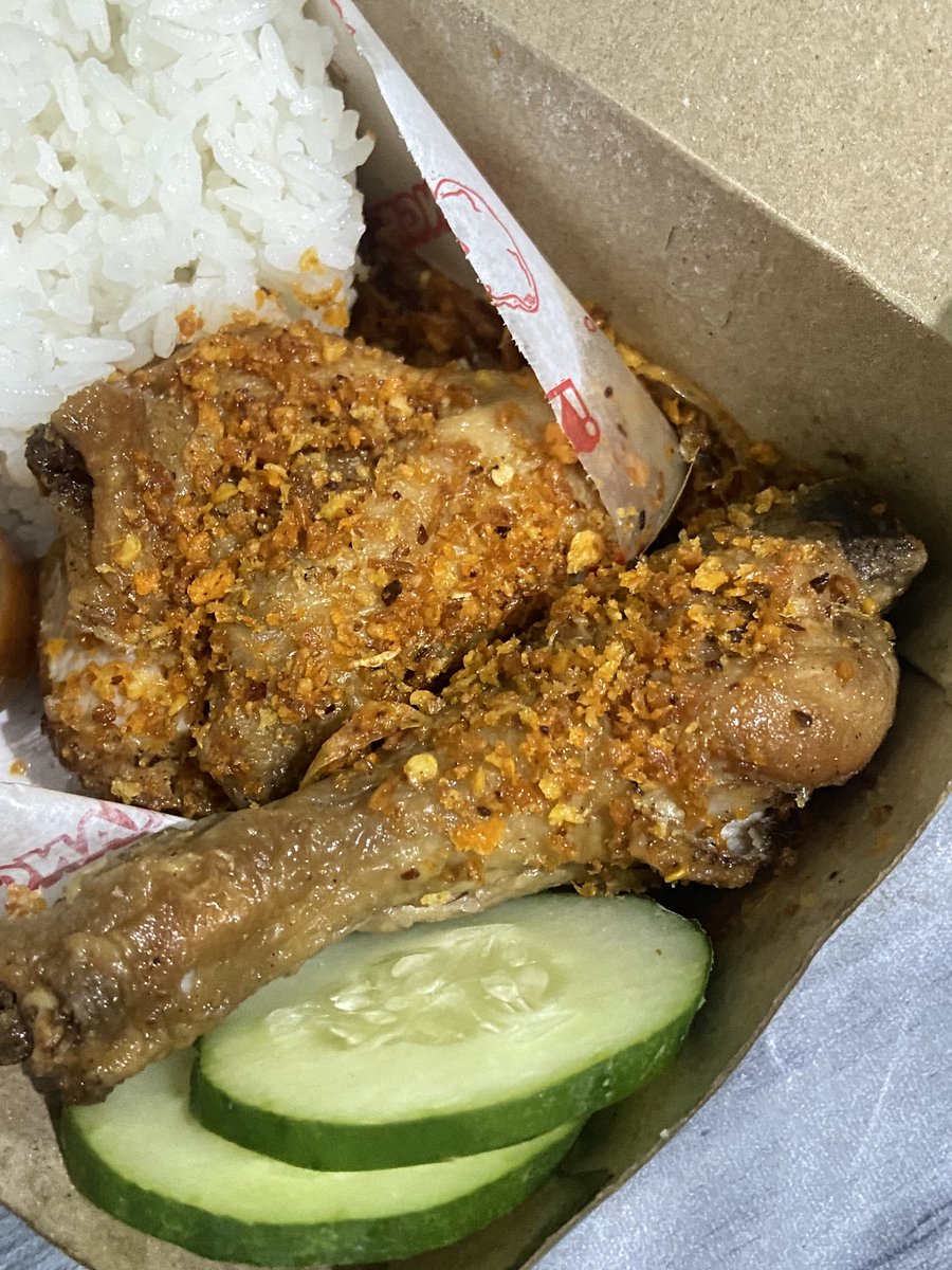 bekiwcot's tweet photo. Top 3 ayam gowreng menurut gweh:
🥇Mak Dura
🥈Bu Tumbar
🥉Bawang Putri

I luvv ayam 🫶🏻 https://t.co/2Jq451MbmQ